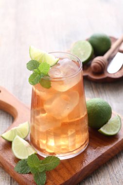 Naneli taze portakal ve garnitür.