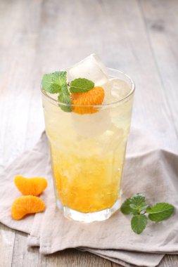 Naneli taze portakal ve garnitür.