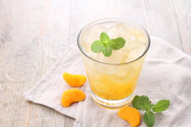 Naneli taze portakal ve garnitür.