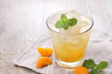 Naneli taze portakal ve garnitür.