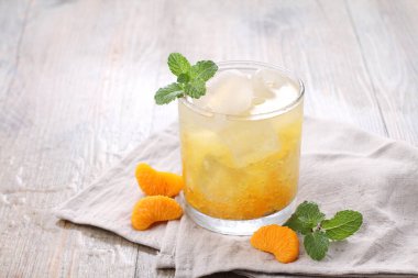 Naneli taze portakal ve garnitür.