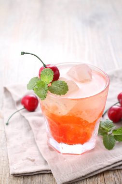 Kiraz meyvesi ve nane yapraklarıyla süslenmiş taze buz.