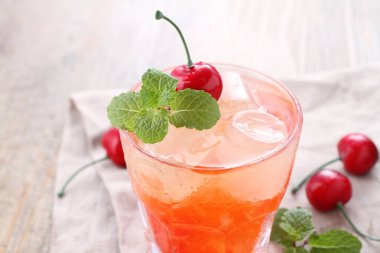 Kiraz meyvesi ve nane yapraklarıyla süslenmiş taze buz.