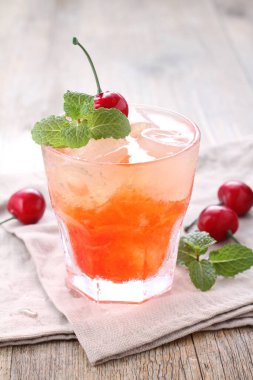 Kiraz meyvesi ve nane yapraklarıyla süslenmiş taze buz.