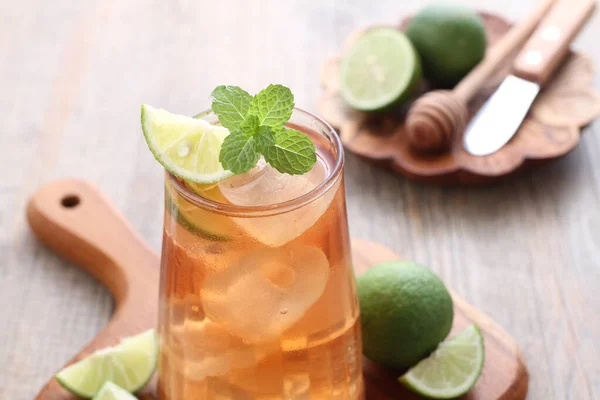 Świeża Herbata Limonką Liśćmi Mięty — Zdjęcie stockowe