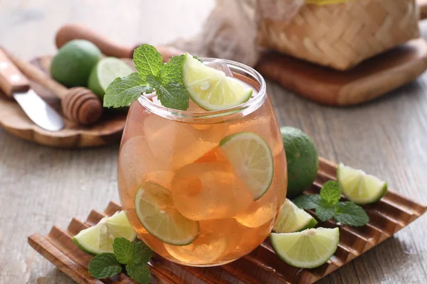 Chá Gelo Fresco Com Folhas Limão Hortelã — Fotografia de Stock