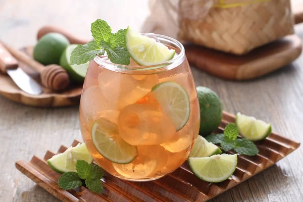 Świeża Herbata Limonką Liśćmi Mięty — Zdjęcie stockowe