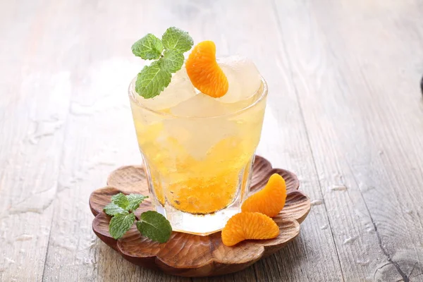 ミントの葉のガーニッシュと氷の新鮮なオレンジ — ストック写真
