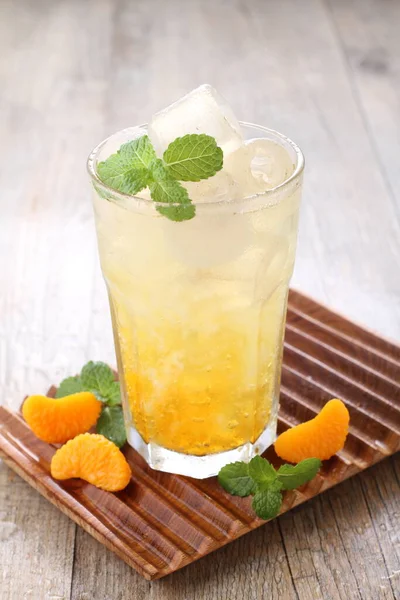 Ice Fresh Orange Liści Mięty Ozdobić — Zdjęcie stockowe