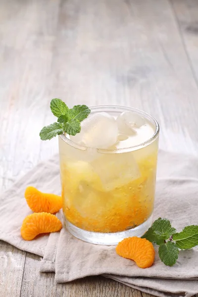 ミントの葉のガーニッシュと氷の新鮮なオレンジ — ストック写真