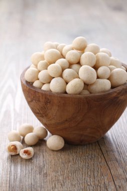 Tahta arka planda kasede beyaz fasulye.