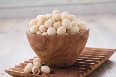 Atomik fasulye tam fasulye tohumundan yapılan ve sonra tuzlu ve çıtır çıtır beyaz una sarılmış bir aperatiftir. Atomik fasulye yapmak için iki çeşit işlem vardır: Kızartma ve fırınlama..