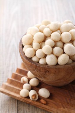 Atomik fasulye tam fasulye tohumundan yapılan ve sonra tuzlu ve çıtır çıtır beyaz una sarılmış bir aperatiftir. Atomik fasulye yapmak için iki çeşit işlem vardır: Kızartma ve fırınlama..