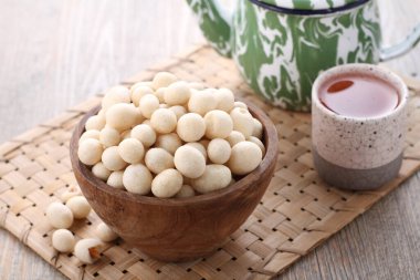 Atomik fasulye tam fasulye tohumundan yapılan ve sonra tuzlu ve çıtır çıtır beyaz una sarılmış bir aperatiftir. Atomik fasulye yapmak için iki çeşit işlem vardır: Kızartma ve fırınlama..