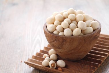 Atomik fasulye tam fasulye tohumundan yapılan ve sonra tuzlu ve çıtır çıtır beyaz una sarılmış bir aperatiftir. Atomik fasulye yapmak için iki çeşit işlem vardır: Kızartma ve fırınlama..