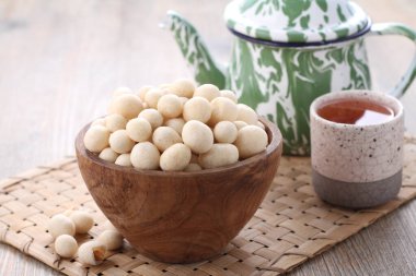 Atomik fasulye tam fasulye tohumundan yapılan ve sonra tuzlu ve çıtır çıtır beyaz una sarılmış bir aperatiftir. Atomik fasulye yapmak için iki çeşit işlem vardır: Kızartma ve fırınlama..