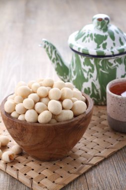 Atomik fasulye tam fasulye tohumundan yapılan ve sonra tuzlu ve çıtır çıtır beyaz una sarılmış bir aperatiftir. Atomik fasulye yapmak için iki çeşit işlem vardır: Kızartma ve fırınlama..