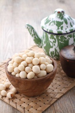 Atomik fasulye tam fasulye tohumundan yapılan ve sonra tuzlu ve çıtır çıtır beyaz una sarılmış bir aperatiftir. Atomik fasulye yapmak için iki çeşit işlem vardır: Kızartma ve fırınlama..