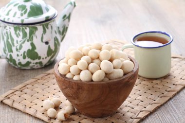 Atomik fasulye tam fasulye tohumundan yapılan ve sonra tuzlu ve çıtır çıtır beyaz una sarılmış bir aperatiftir. Atomik fasulye yapmak için iki çeşit işlem vardır: Kızartma ve fırınlama..