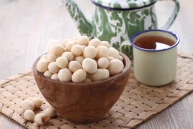 Atomik fasulye tam fasulye tohumundan yapılan ve sonra tuzlu ve çıtır çıtır beyaz una sarılmış bir aperatiftir. Atomik fasulye yapmak için iki çeşit işlem vardır: Kızartma ve fırınlama..