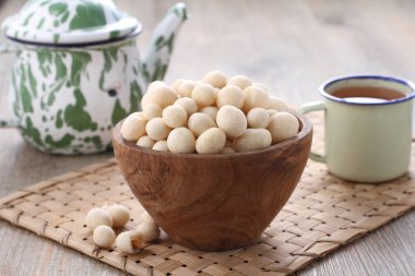 Atomik fasulye tam fasulye tohumundan yapılan ve sonra tuzlu ve çıtır çıtır beyaz una sarılmış bir aperatiftir. Atomik fasulye yapmak için iki çeşit işlem vardır: Kızartma ve fırınlama..