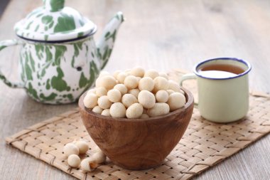 Atomik fasulye tam fasulye tohumundan yapılan ve sonra tuzlu ve çıtır çıtır beyaz una sarılmış bir aperatiftir. Atomik fasulye yapmak için iki çeşit işlem vardır: Kızartma ve fırınlama..