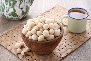 Atomik fasulye tam fasulye tohumundan yapılan ve sonra tuzlu ve çıtır çıtır beyaz una sarılmış bir aperatiftir. Atomik fasulye yapmak için iki çeşit işlem vardır: Kızartma ve fırınlama..