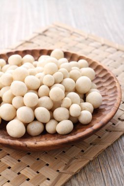 Kiraz çiçekli siyah çay demliği.