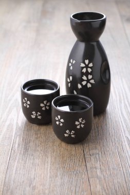 Kiraz çiçekli siyah çay demliği.