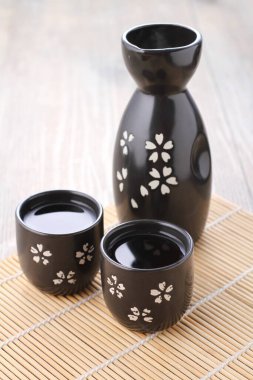 Kiraz çiçekli siyah çay demliği.