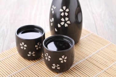 Kiraz çiçekli siyah çay demliği.