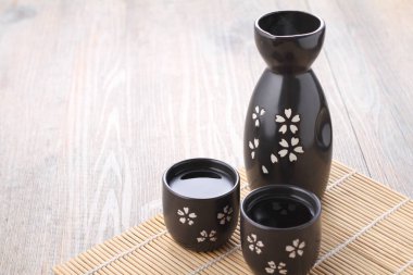 Kiraz çiçekli siyah çay demliği.