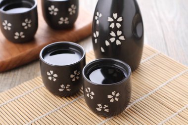 Kiraz çiçekli siyah çay demliği.