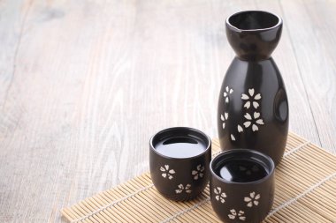 Kiraz çiçekli siyah çay demliği.