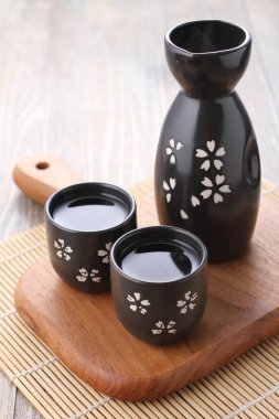 Kiraz çiçekli siyah çay demliği.