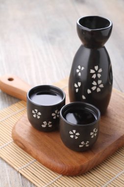 Kiraz çiçekli siyah çay demliği.