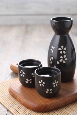 Kiraz çiçekli siyah çay demliği.