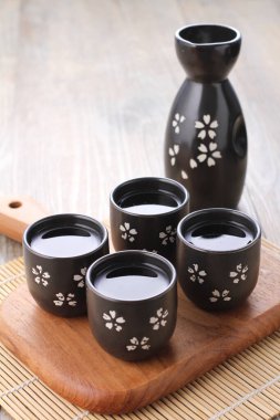 Kiraz çiçekli siyah çay demliği.