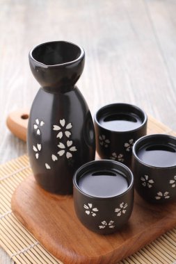 Kiraz çiçekli siyah çay demliği.