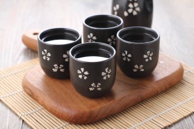 Kiraz çiçekli siyah çay demliği.