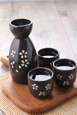 Kiraz çiçekli siyah çay demliği.