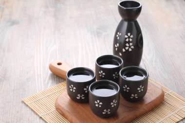 Kiraz çiçekli siyah çay demliği.