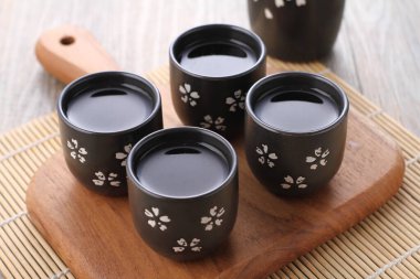 Kiraz çiçekli siyah çay demliği.