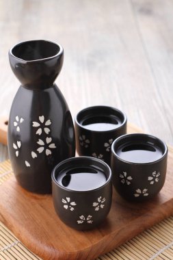 Kiraz çiçekli siyah çay demliği.