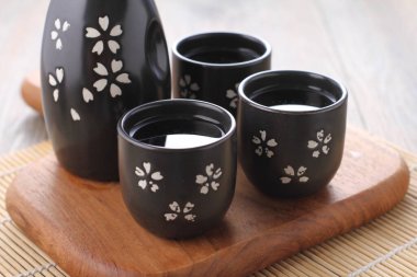 Kiraz çiçekli siyah çay demliği.