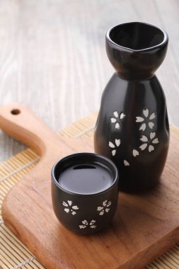 Kiraz çiçekli siyah çay demliği.