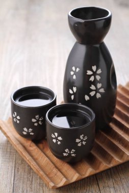 Kiraz çiçekli siyah çay demliği.