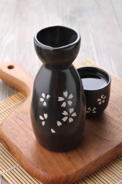 Kiraz çiçekli siyah çay demliği.