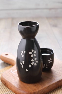 Kiraz çiçekli siyah çay demliği.