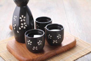 Kiraz çiçekli siyah çay demliği.